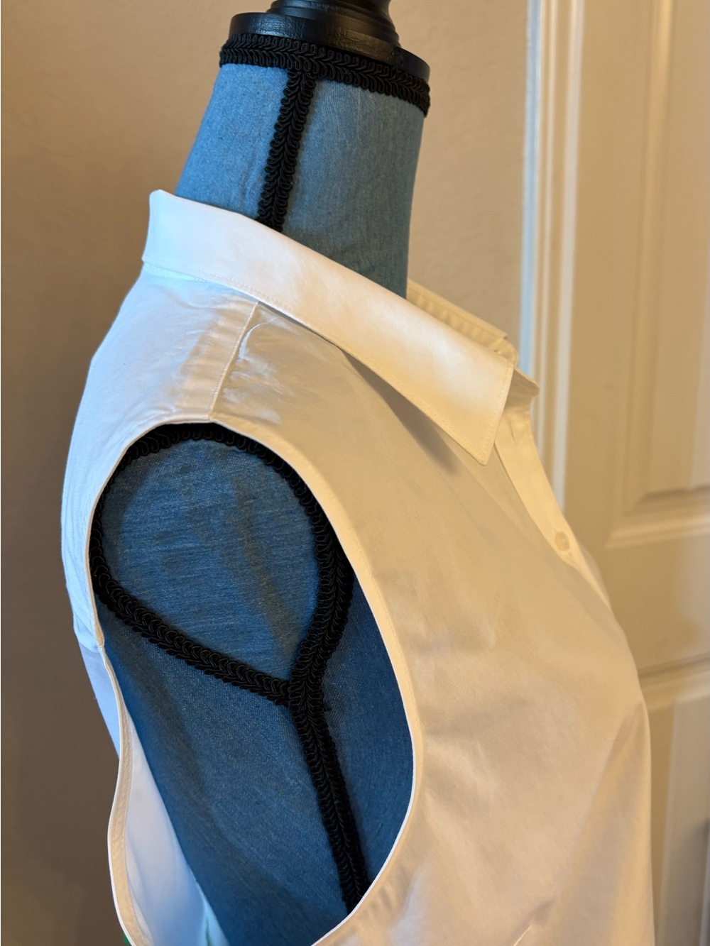 Lands' End Sleeveless White Button-Down Shirt. - Picture 6 of 7